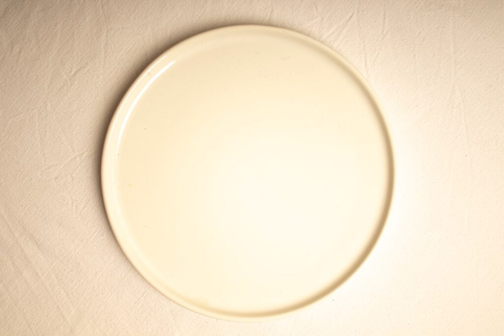Ceramic plate with alumina glaze